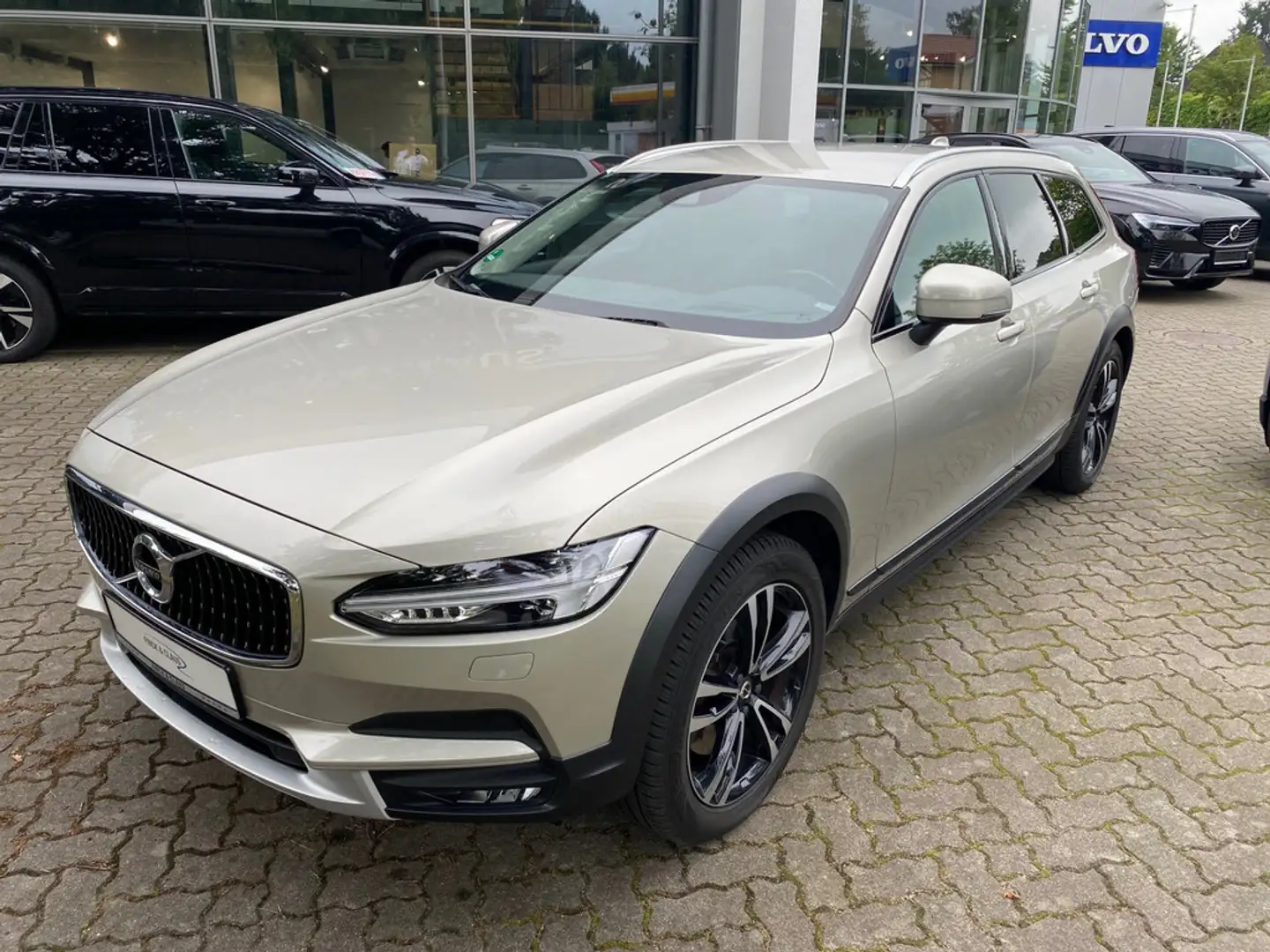 Volvo V90 Cross Country T5 AWD Pro Beige - 1