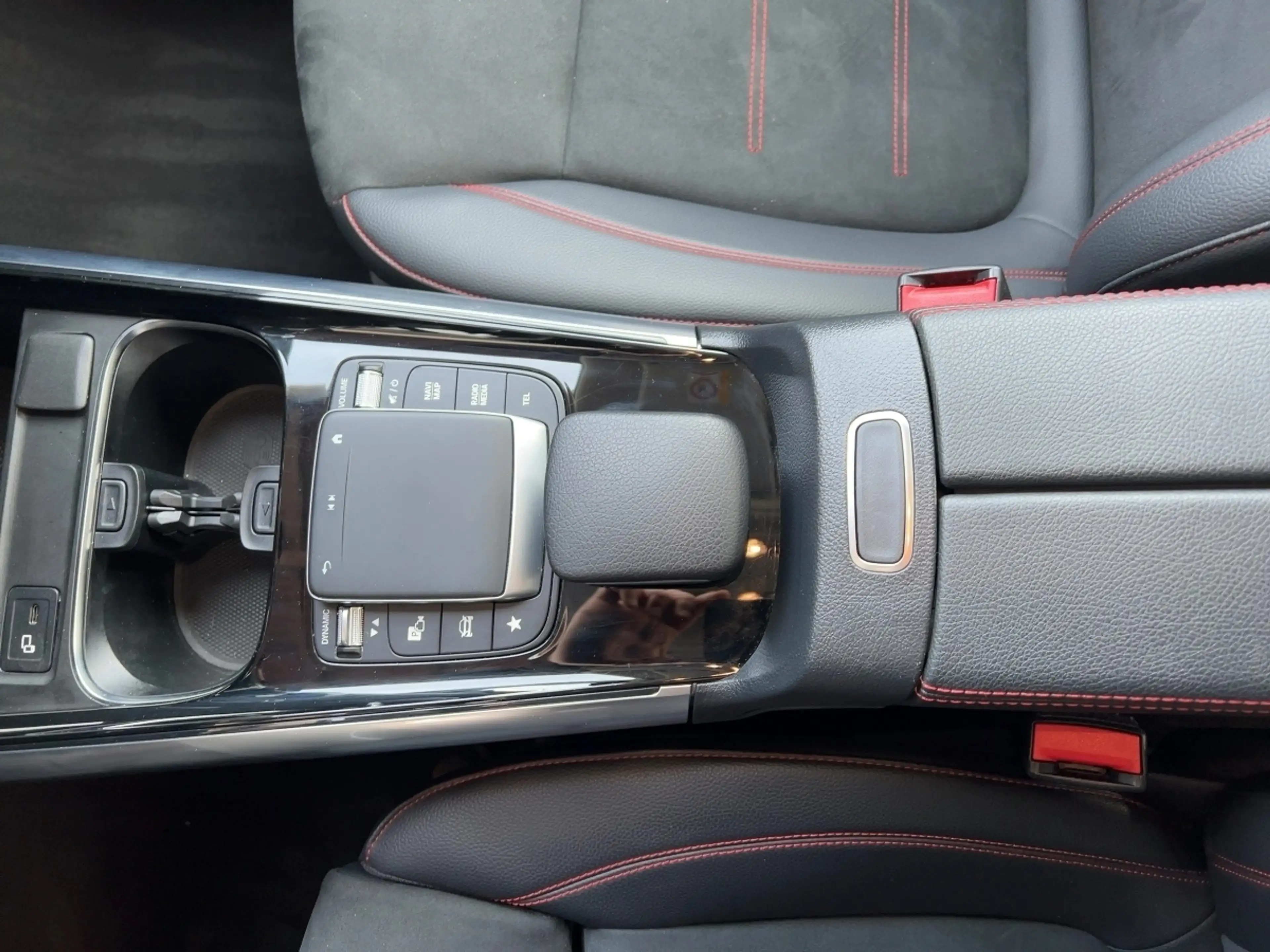 Mercedes-Benz GLA 200 200 AMG Line — photo 15