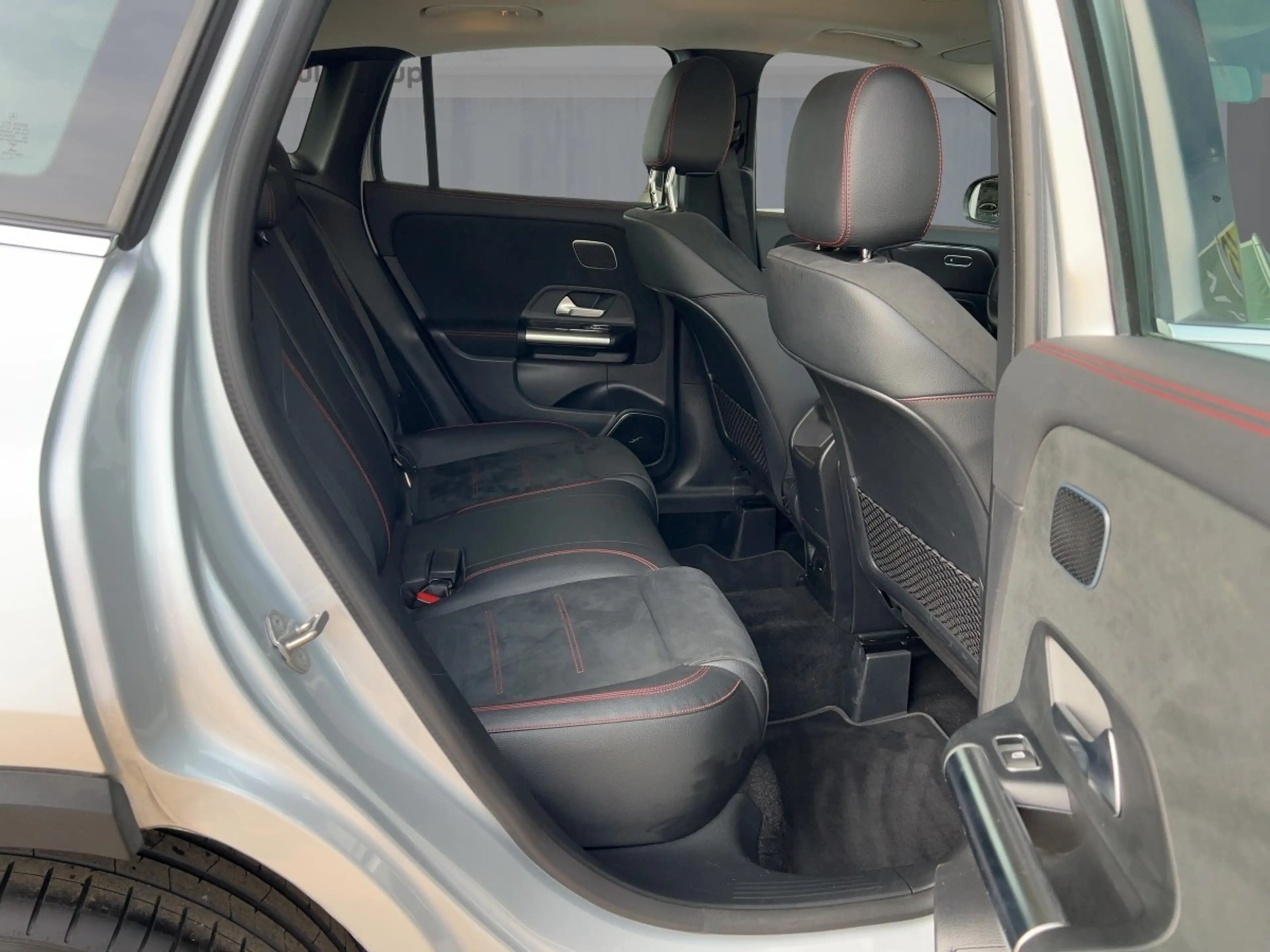 Mercedes-Benz GLA 200 200 AMG Line — photo 9