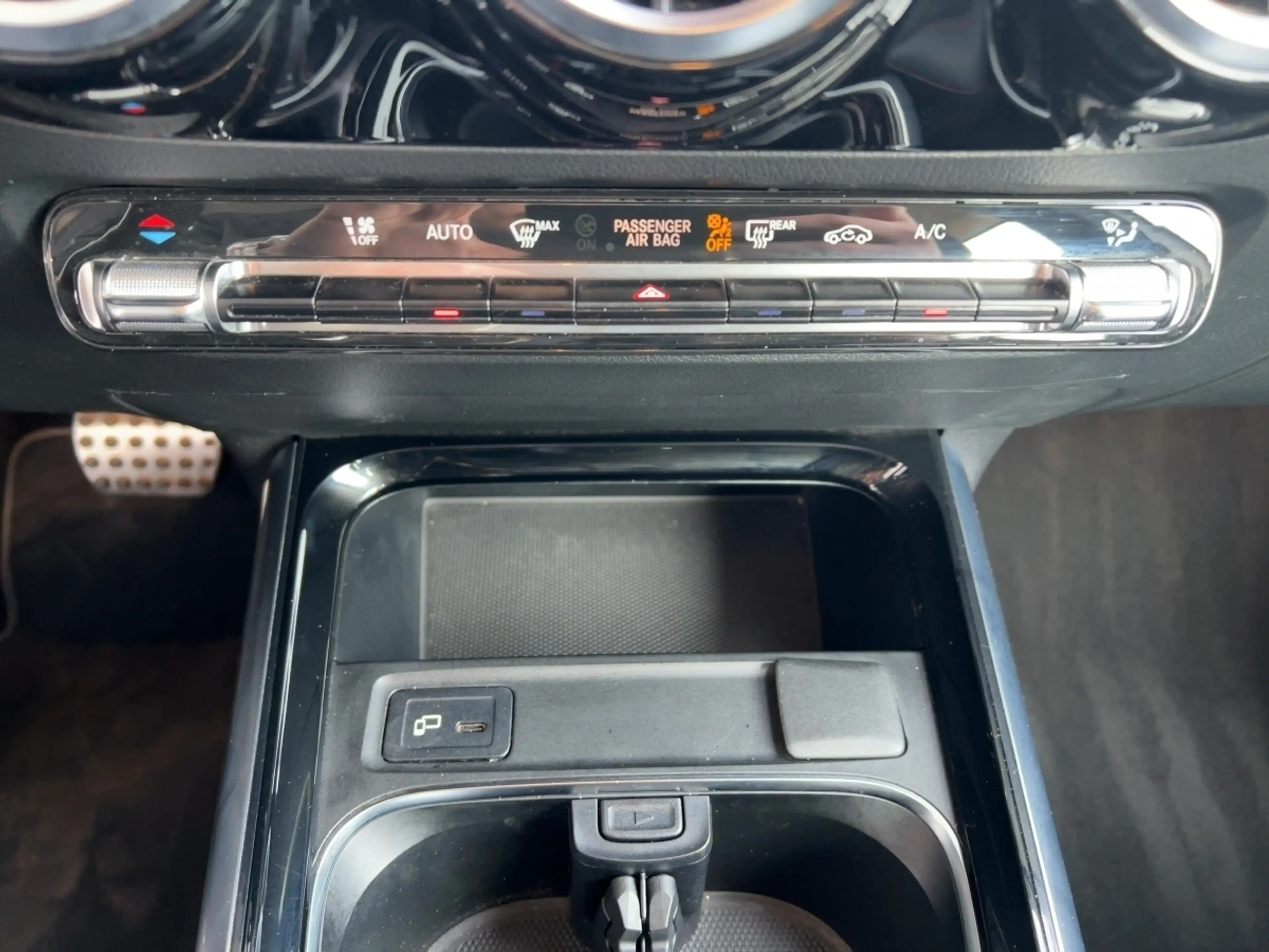 Mercedes-Benz GLA 200 200 AMG Line — photo 14