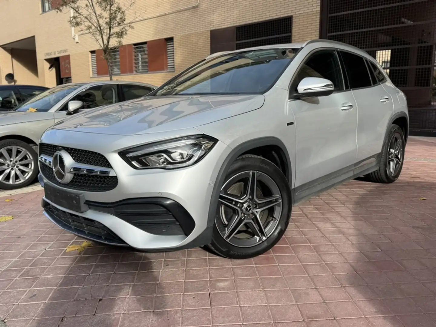 Mercedes-Benz GLA 250 250e Plateado - 1