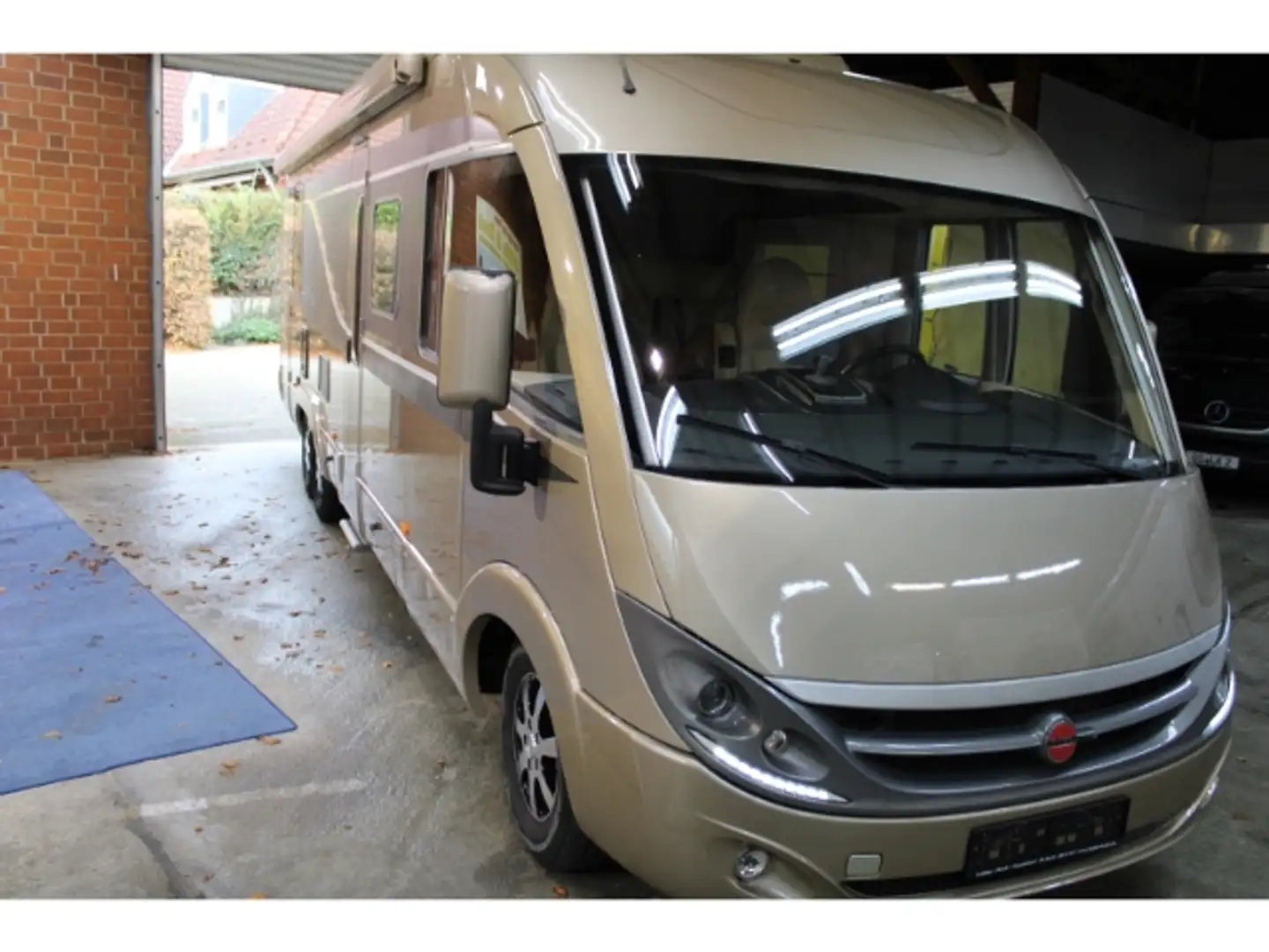 Bürstner Elegance i 890 Automatik Queensbett orig 13900km Gold - 2