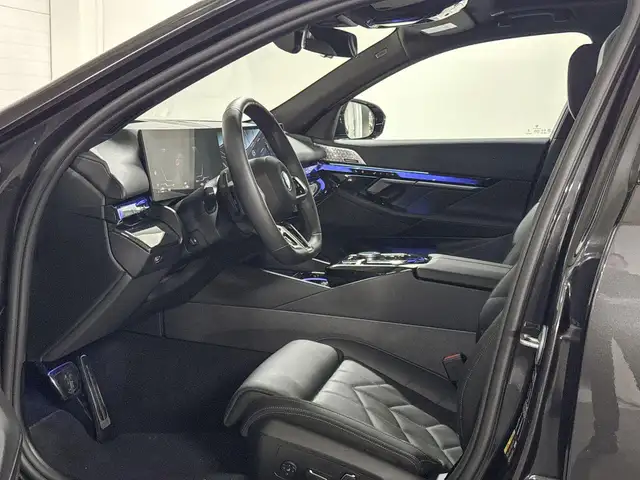 BMW 5 Series view 8
