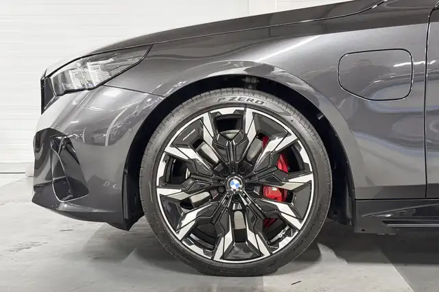 BMW 5 Series view 4