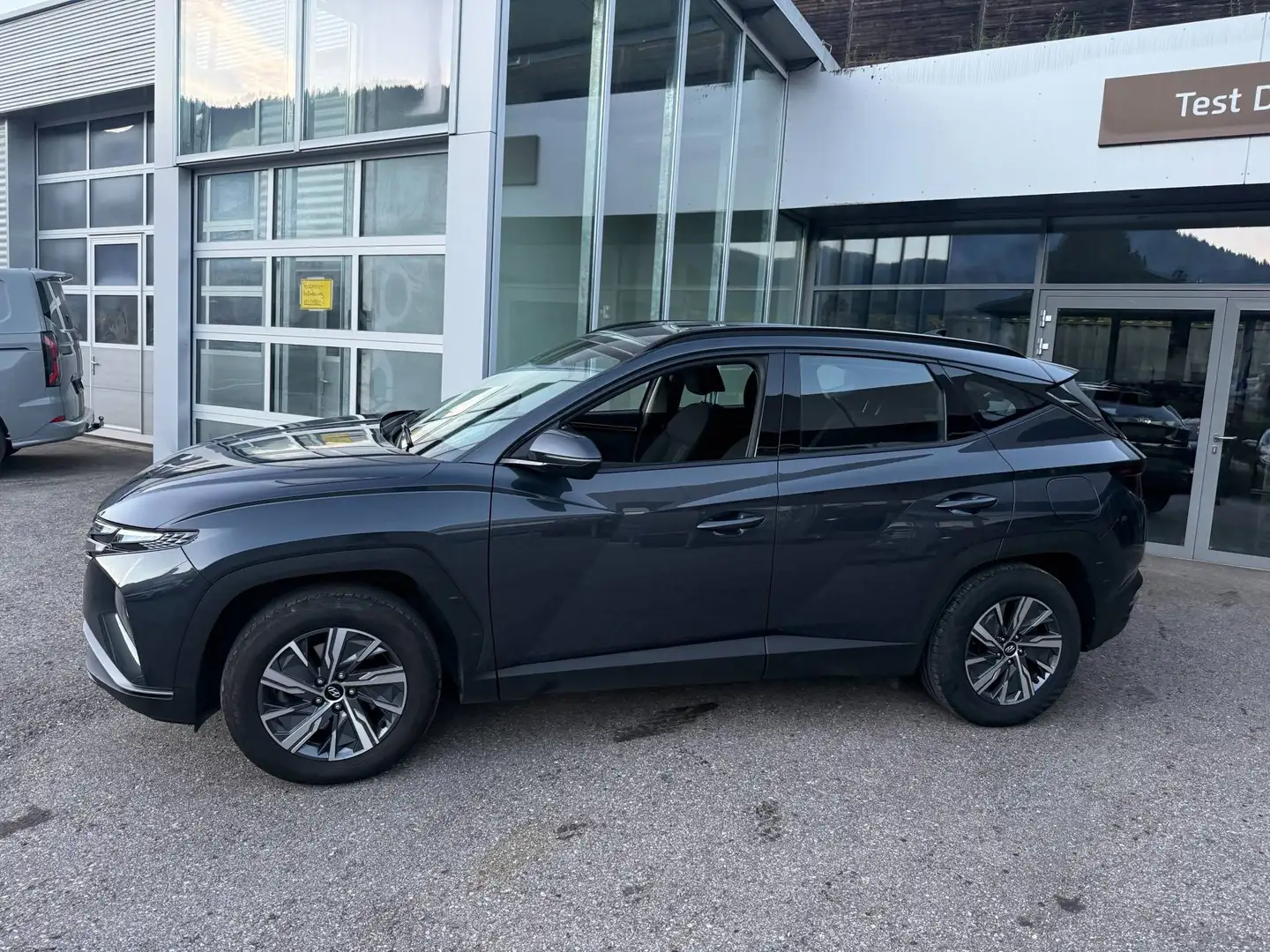 Hyundai TUCSON SmartLine Hybrid Benzin 4x4 Aut. Grau - 2