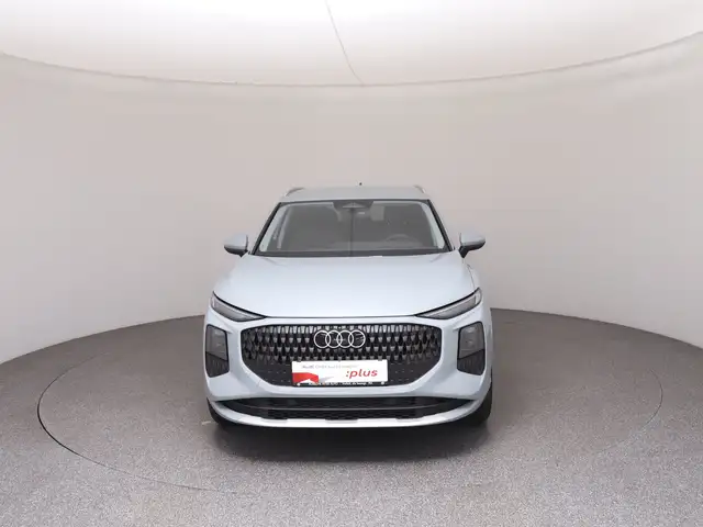 Audi Q3 view 3
