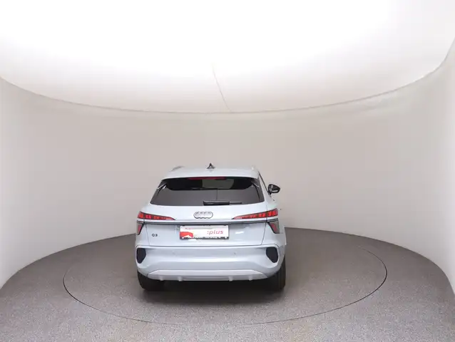 Audi Q3 view 6
