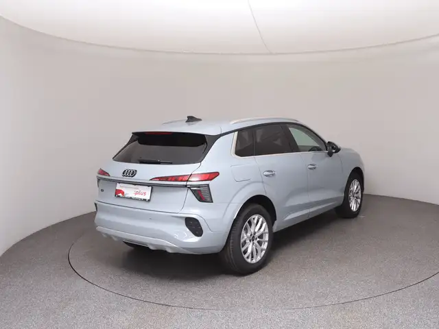 Audi Q3 view 4