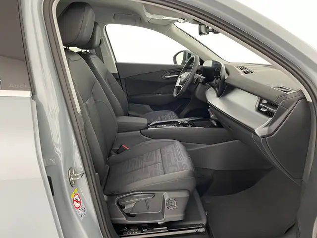 Audi Q3 view 10