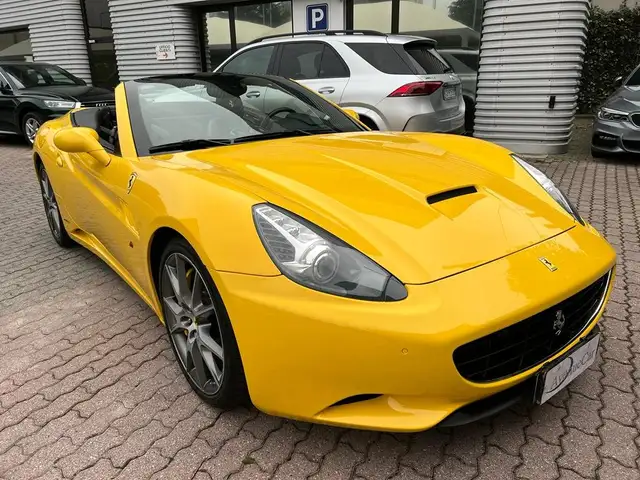 Ferrari California view 5