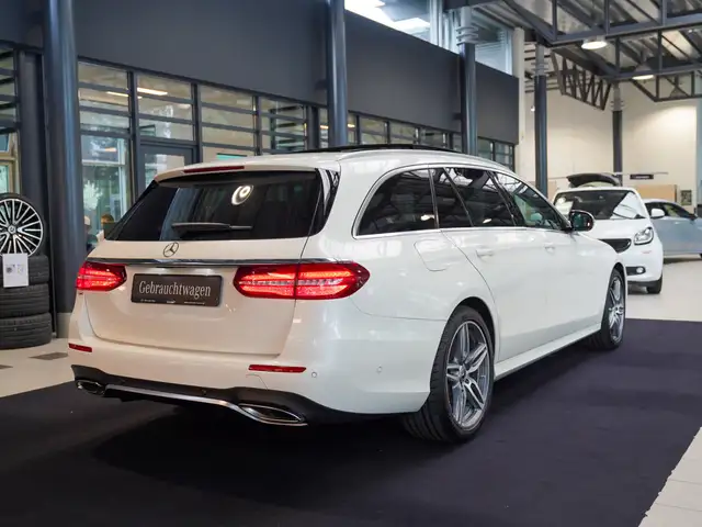 Mercedes-Benz E-Class view 3