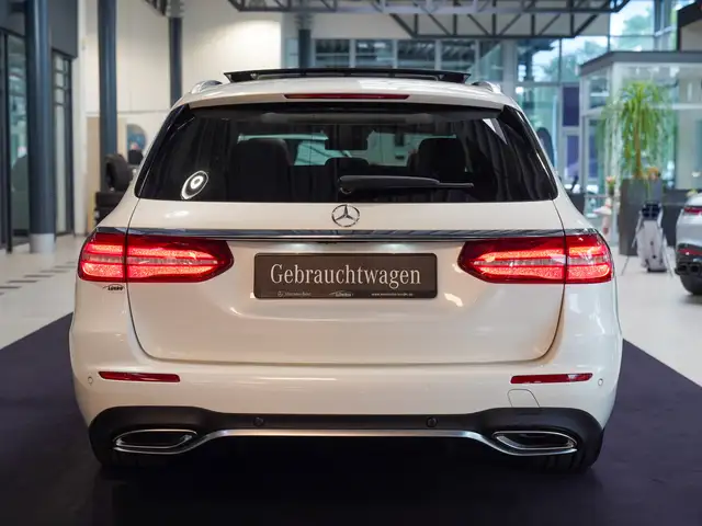 Mercedes-Benz E-Class view 4
