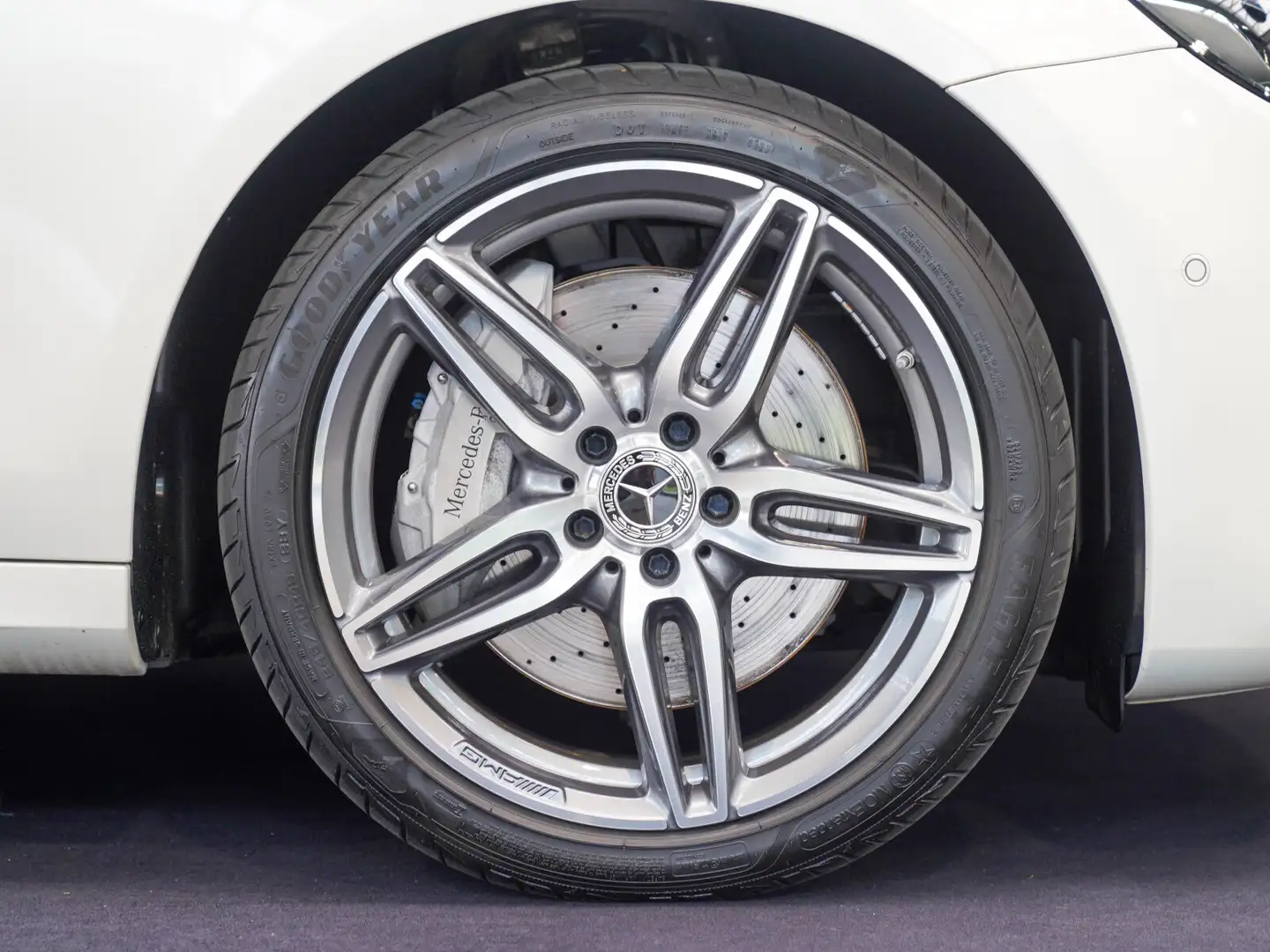 Mercedes-Benz E 450 T 4M AMG Line sattelbraun Pano Burmester Weiß - 2