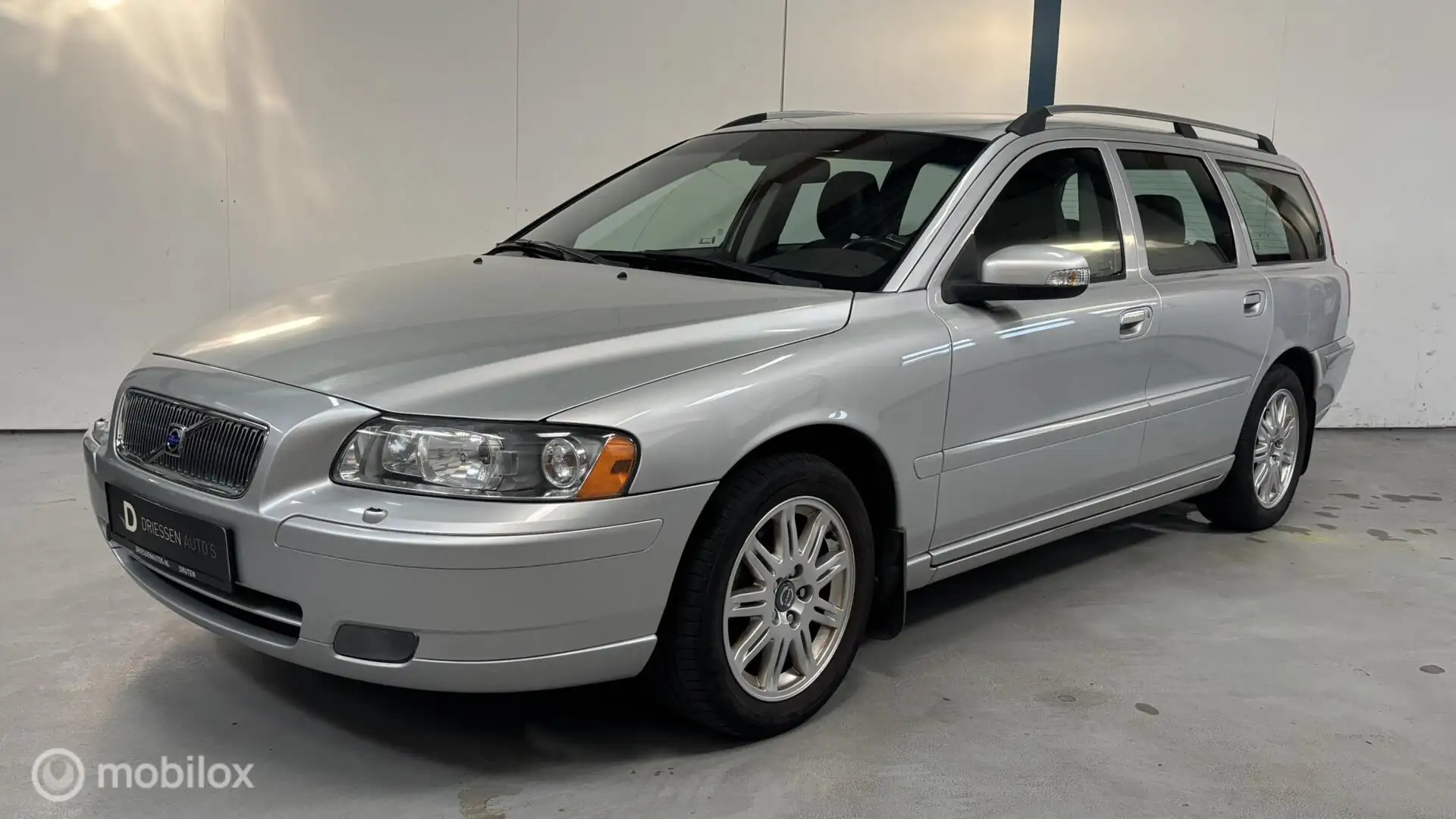 Volvo V70 2.4 Edition Classic 170pk / XENON / TREKHAAK Gris - 1