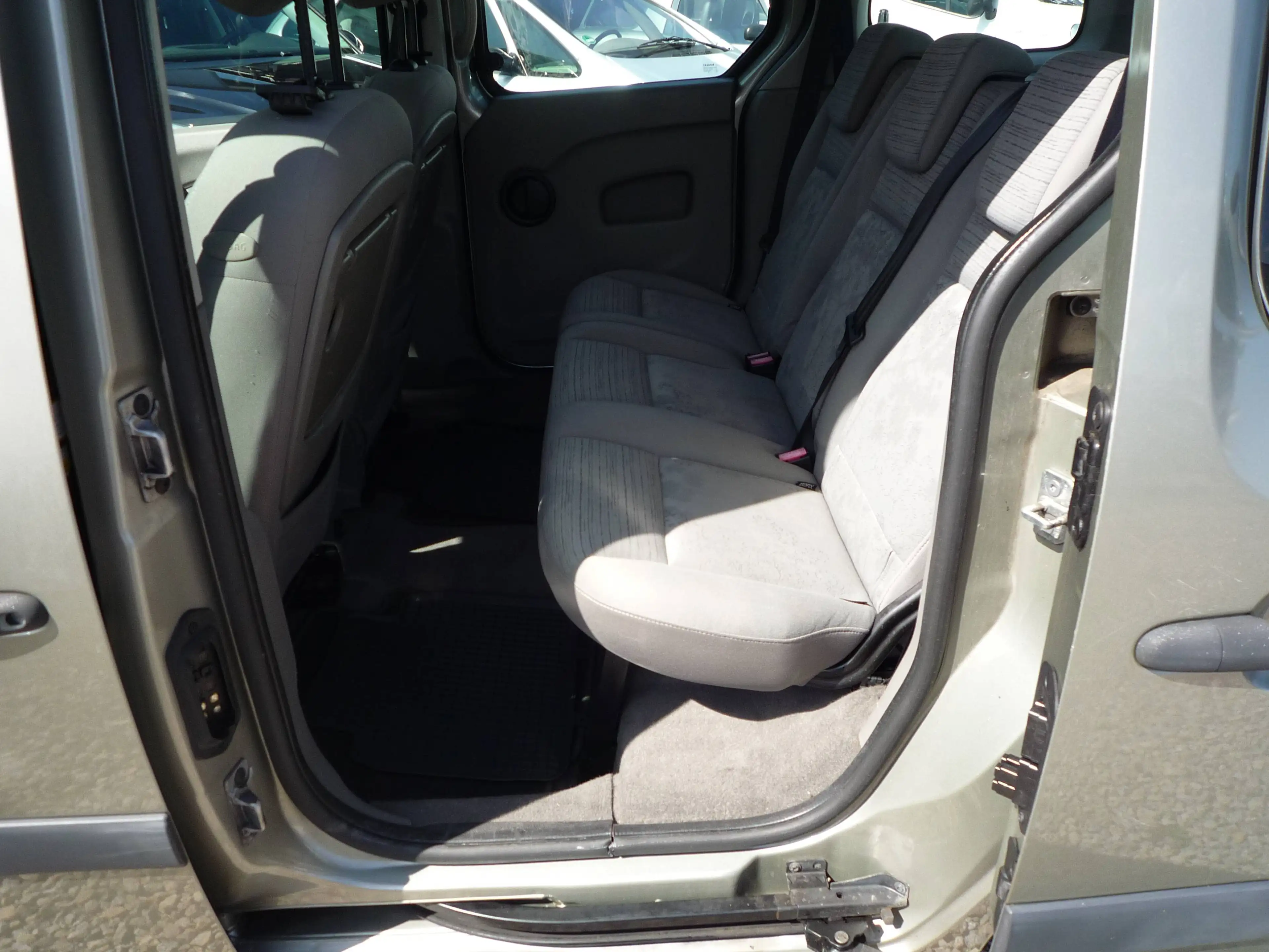 Renault Kangoo Privilege*Tüv  NEU*Scheibetür rechts+links* — photo 7