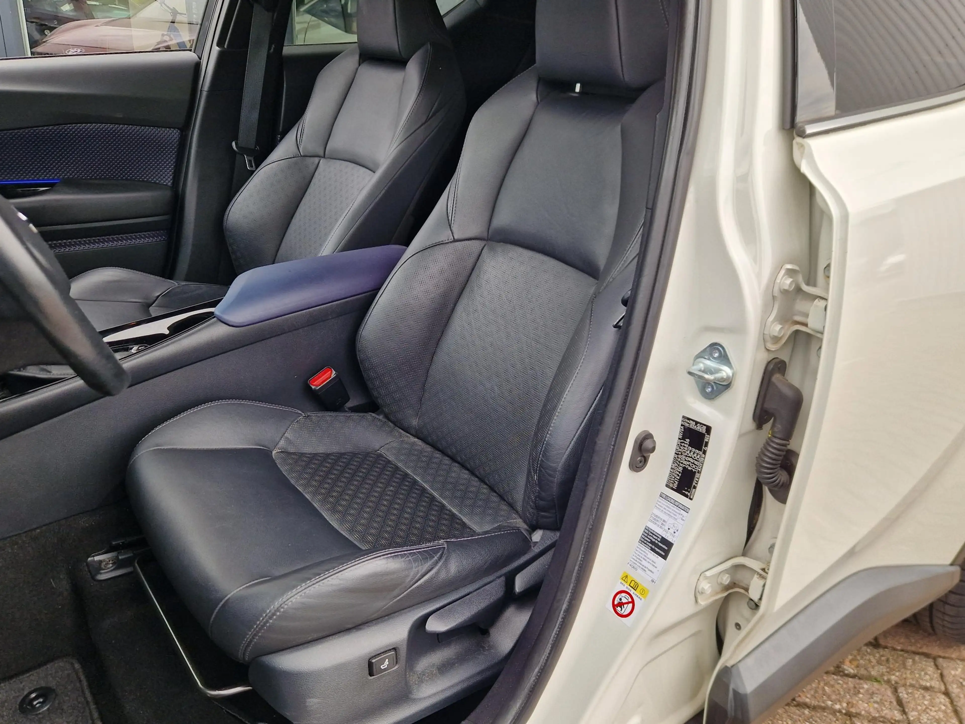 Toyota C-HR 1.8 Hybrid Bi-Tone Plus — photo 13