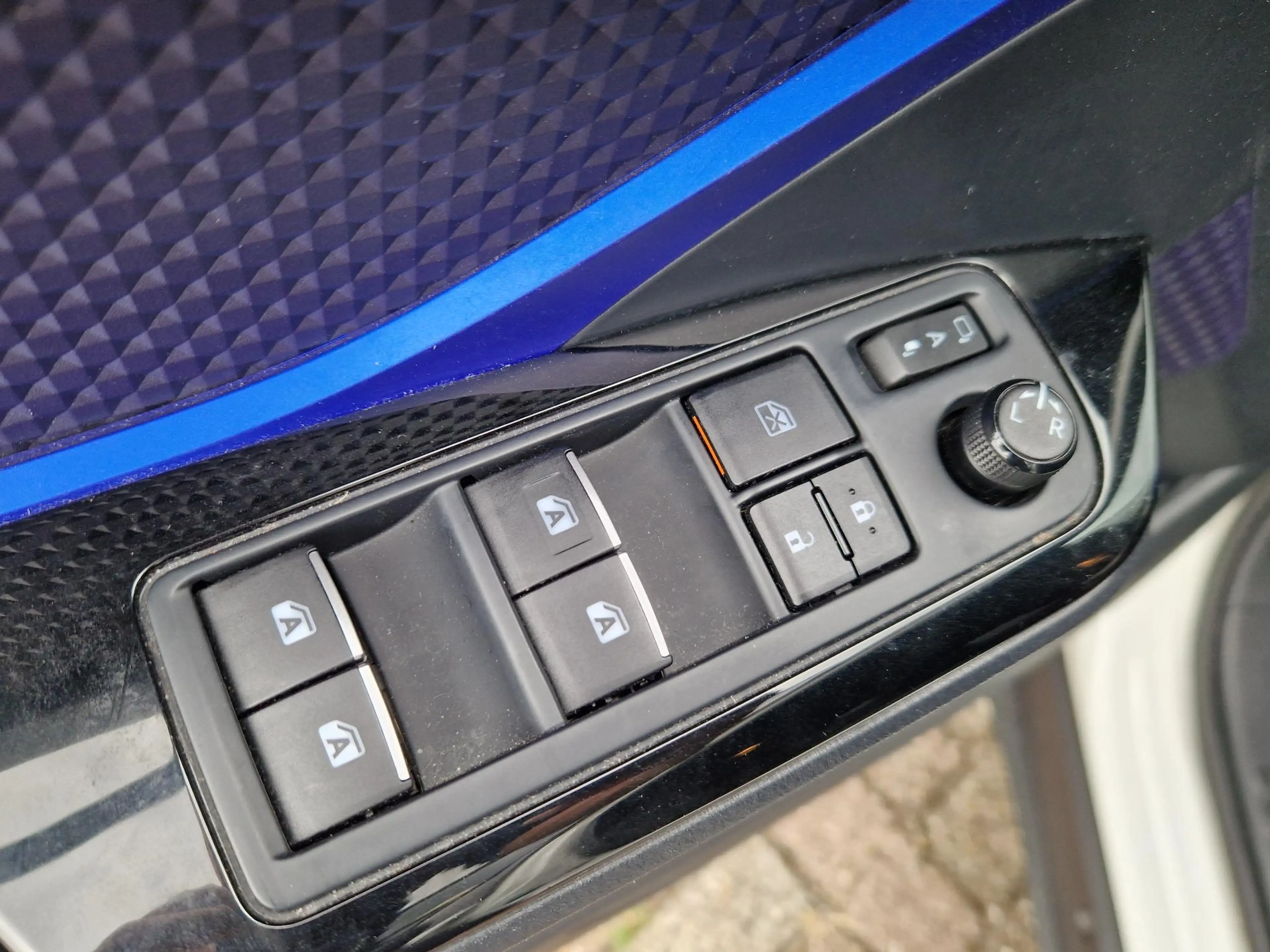Toyota C-HR 1.8 Hybrid Bi-Tone Plus — photo 14