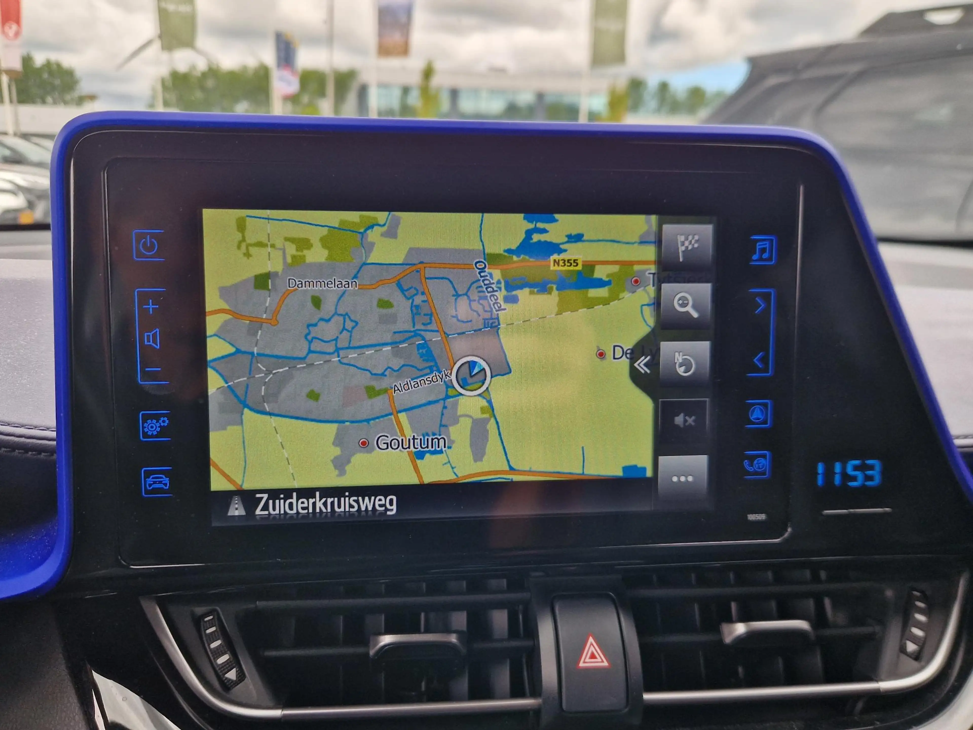Toyota C-HR 1.8 Hybrid Bi-Tone Plus — photo 12