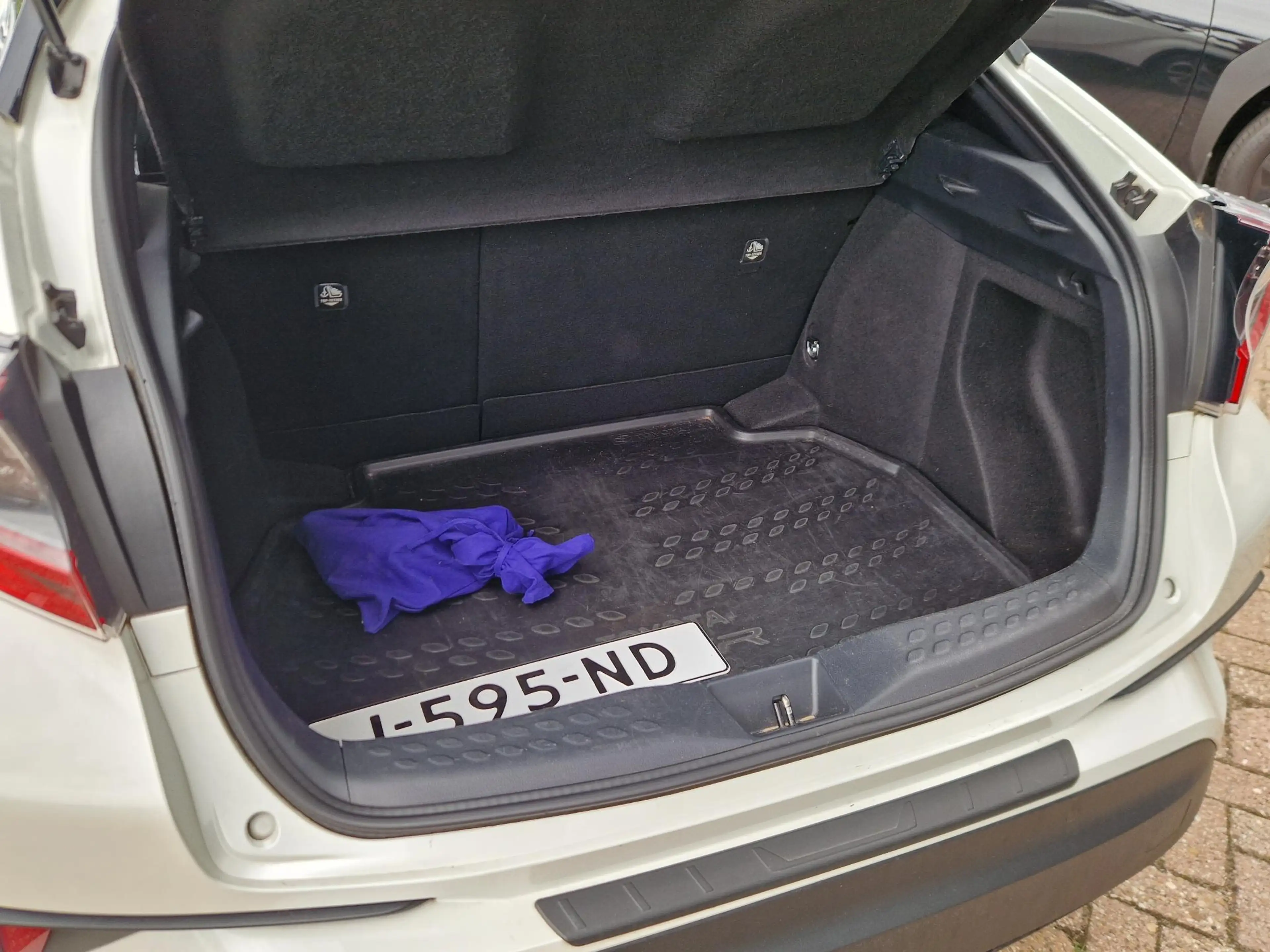 Toyota C-HR 1.8 Hybrid Bi-Tone Plus — photo 8