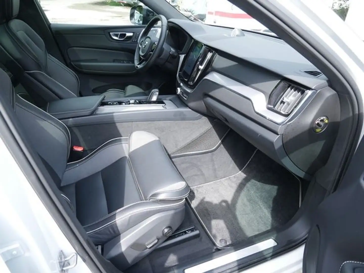 Volvo XC60 T8 Twin Engine AWD R-Design B&W LED PANO Panorama Weiß - 2