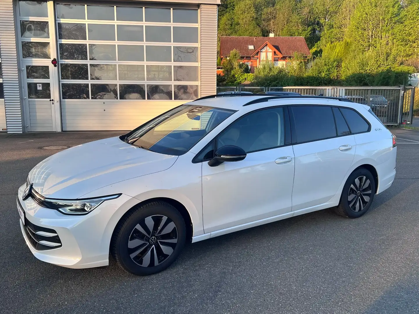 Volkswagen Golf VIII Variant Goal AHK IQ-Light Matrix LED Weiß - 2