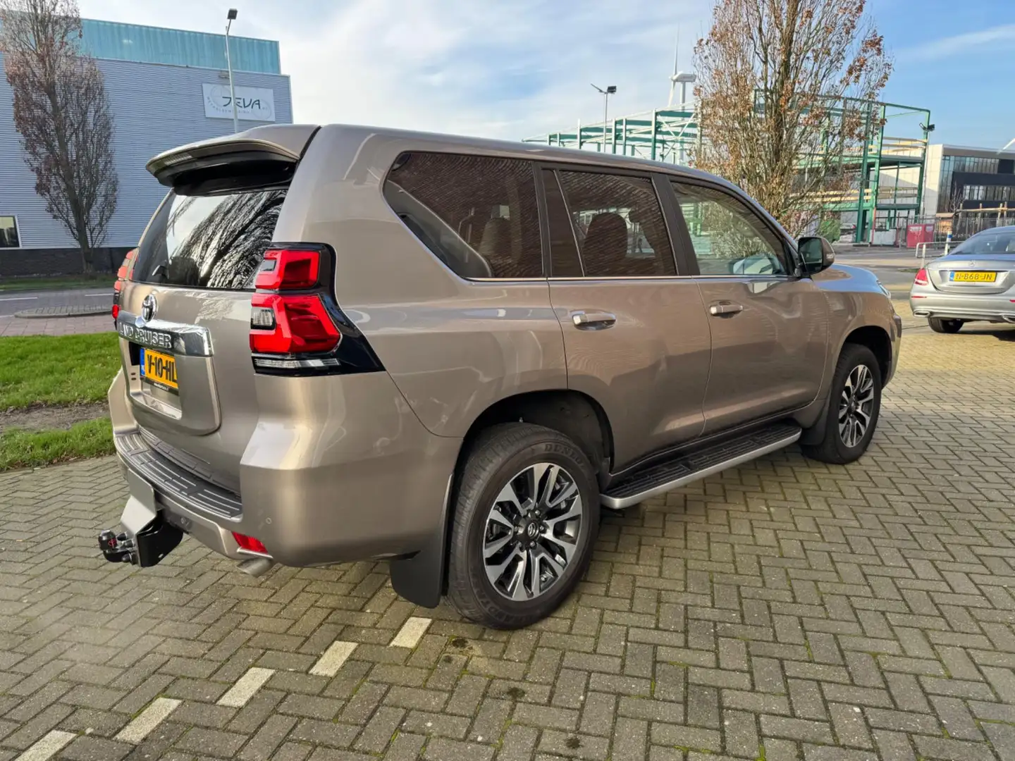 Toyota Land Cruiser 2.8 D-4D 204PK, BPM VRIJ Professional Van, RIJKLAA Grijs - 2