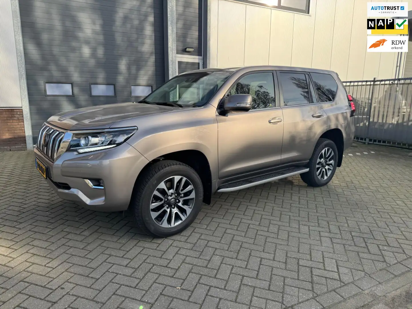 Toyota Land Cruiser 2.8 D-4D 204PK, BPM VRIJ Professional Van, RIJKLAA Grijs - 1