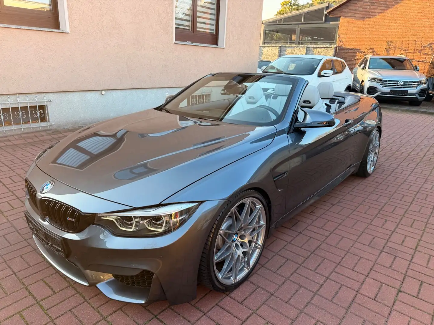 BMW M4 Competition Cabrio+DE FHRZ+OHNE OPF+H&K Grau - 1