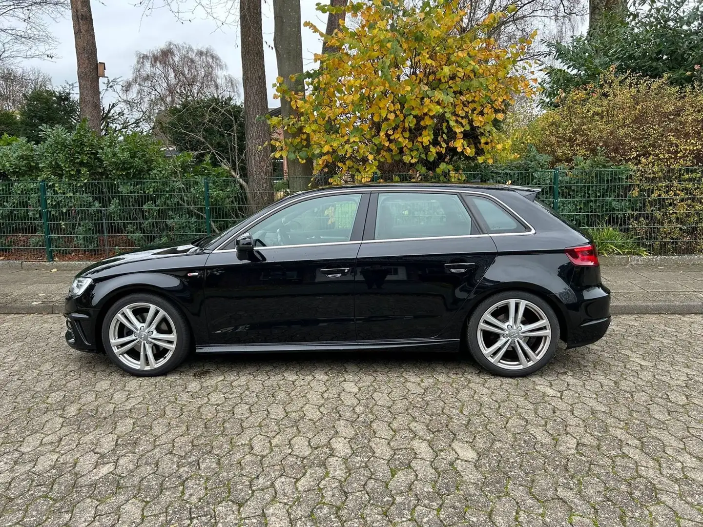 Audi A3 Sportback S line Sportpaket Schwarz - 2