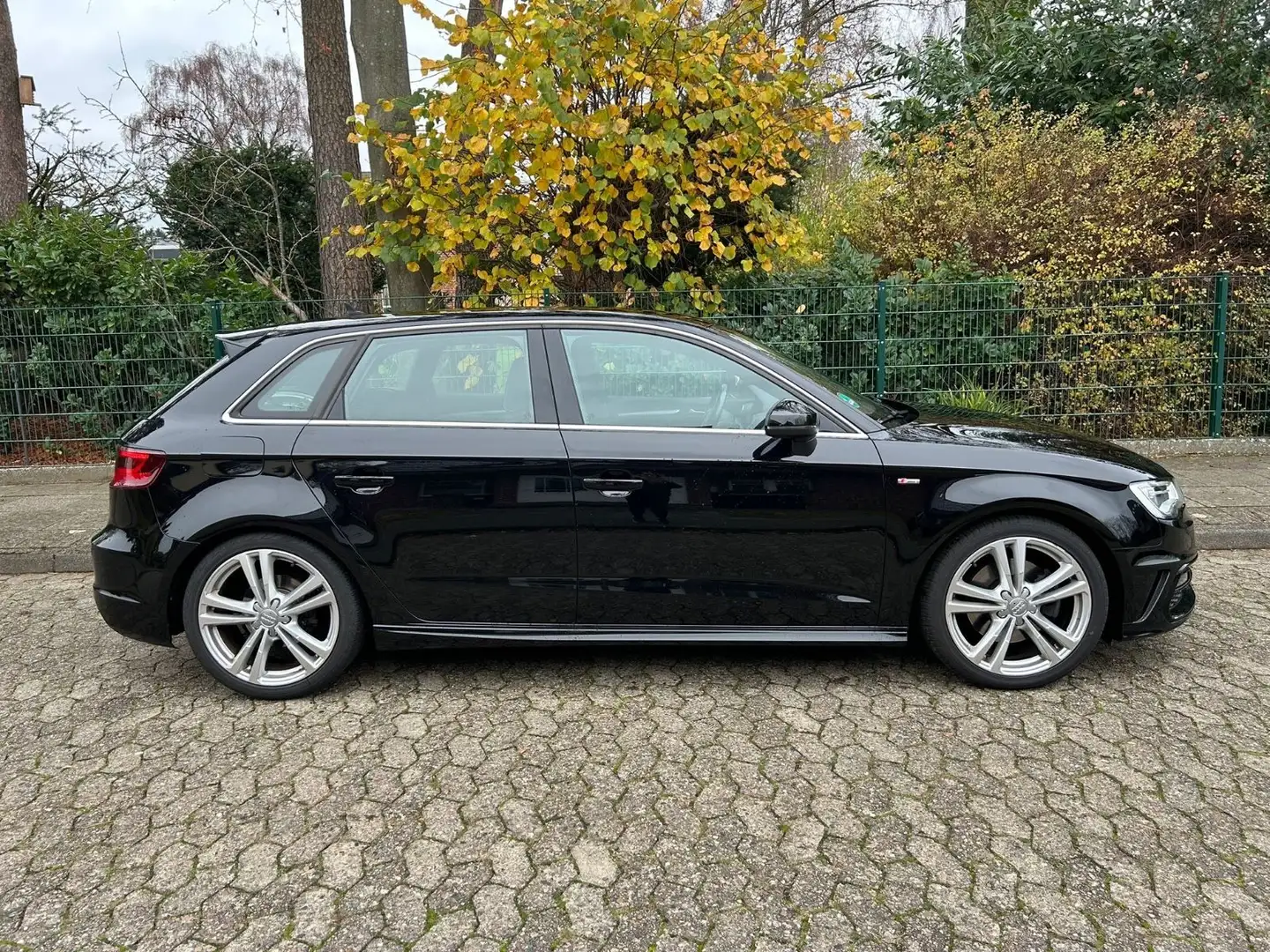 Audi A3 Sportback S line Sportpaket Schwarz - 1