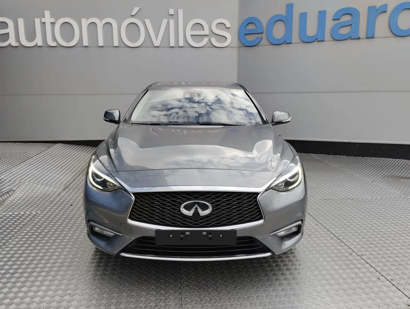 Infiniti Q30 1.6T Gris - 2