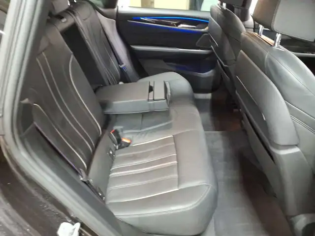 BMW 6 Series view 14