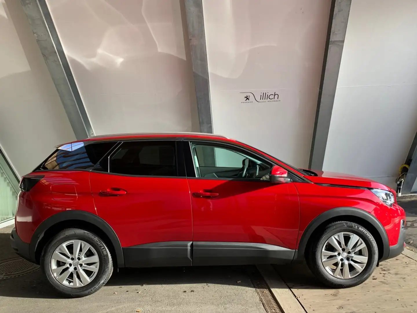 Peugeot 3008 Active Benzin 130 EAT8 Rot - 2