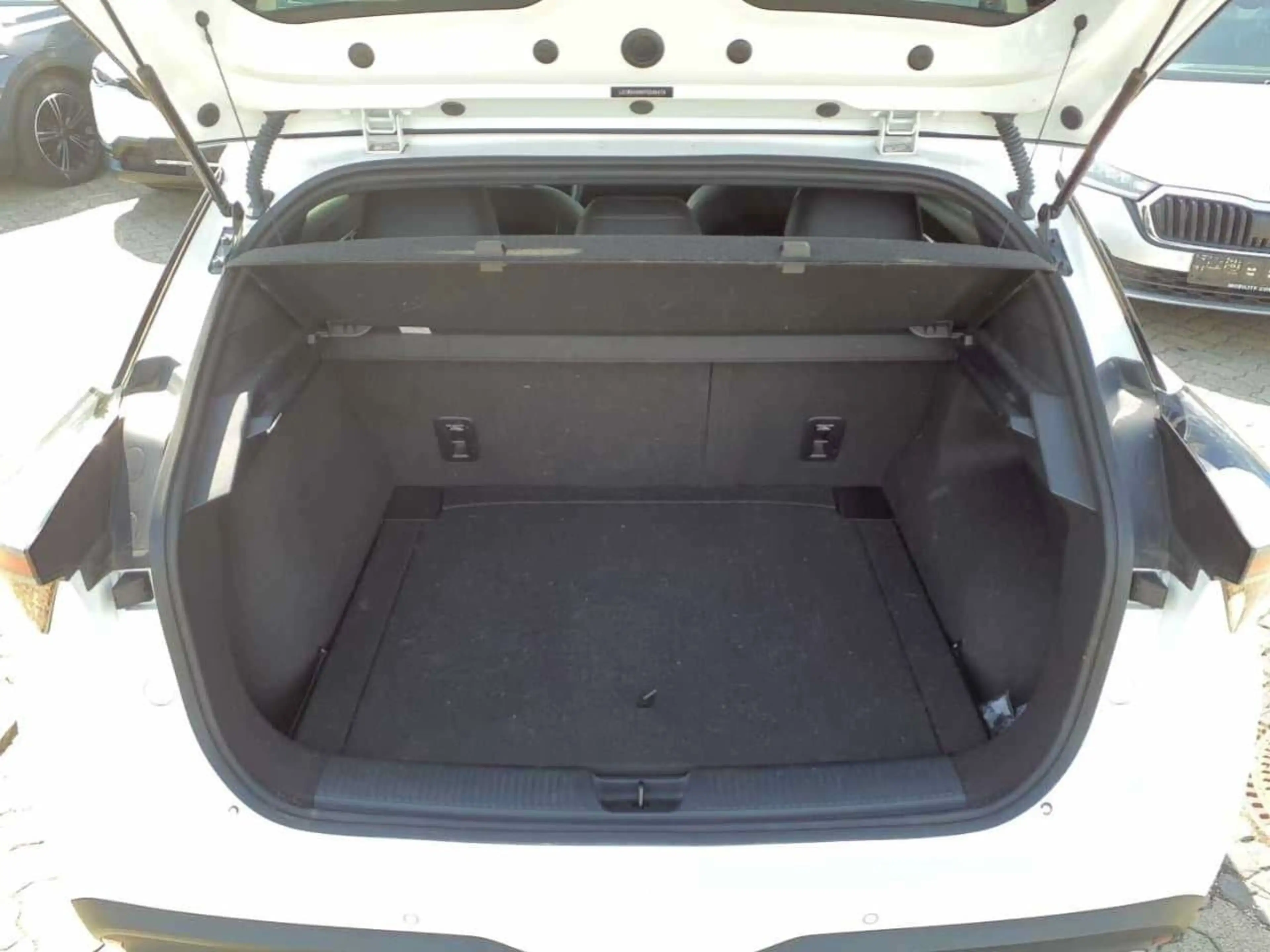 MG MG4 150 kW Luxury 64 kWh 360° ACC BLIS LED Lane AUT Kl — photo 14