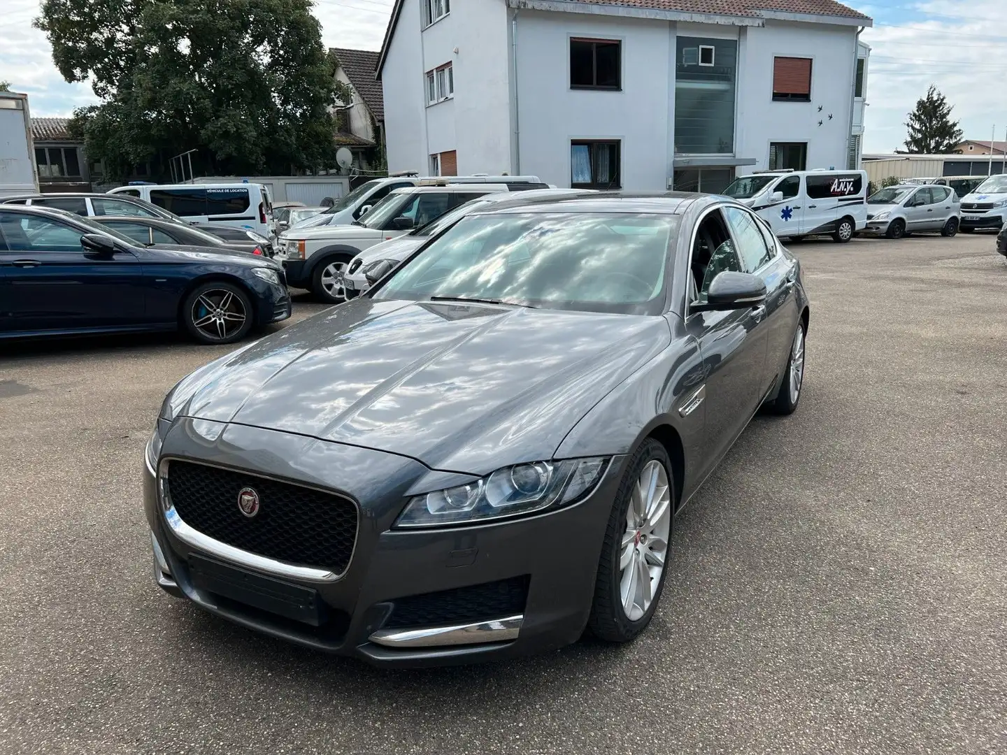 Jaguar XF 30d 300PS *PANO*KAMERA*WIDESCREEN* Grau - 2