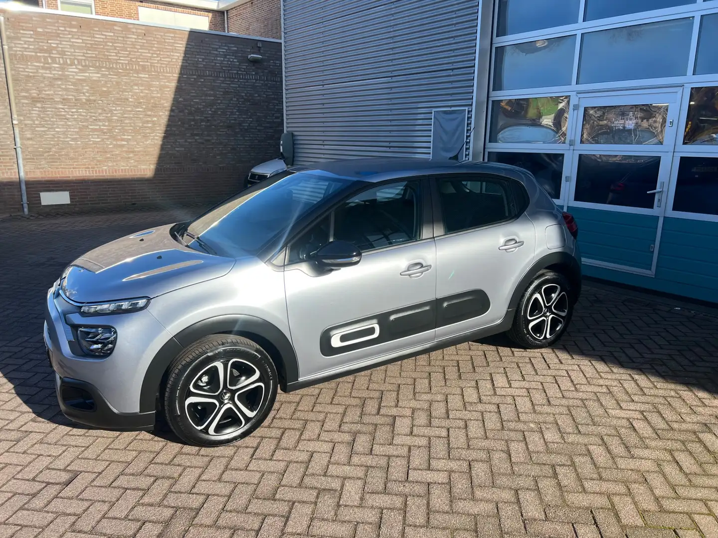 Citroen C3 1.2 PureTech 83pk S&amp;S Max Grijs - 1