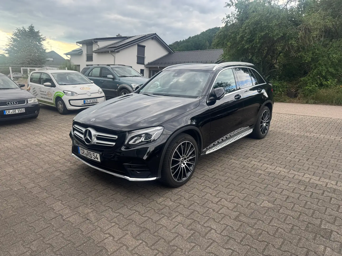 Mercedes-Benz GLC 250 GLC 250 d 4Matic AMG NAVI PANO LEDER AHK LED RFK Schwarz - 1