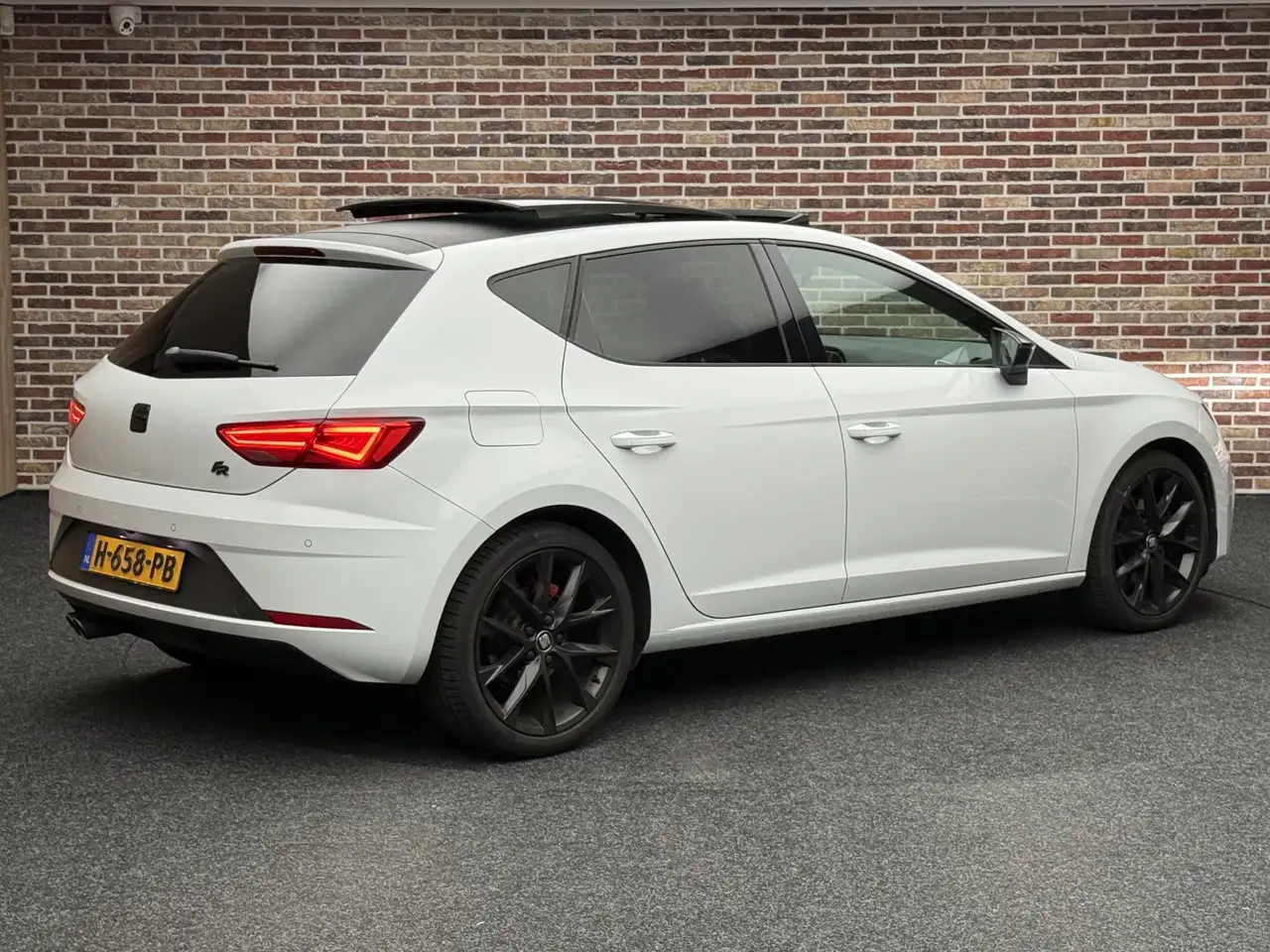 SEAT Leon 1.5 TSI FR Ultimate Edition Black Pano Camera, миниатюра 2