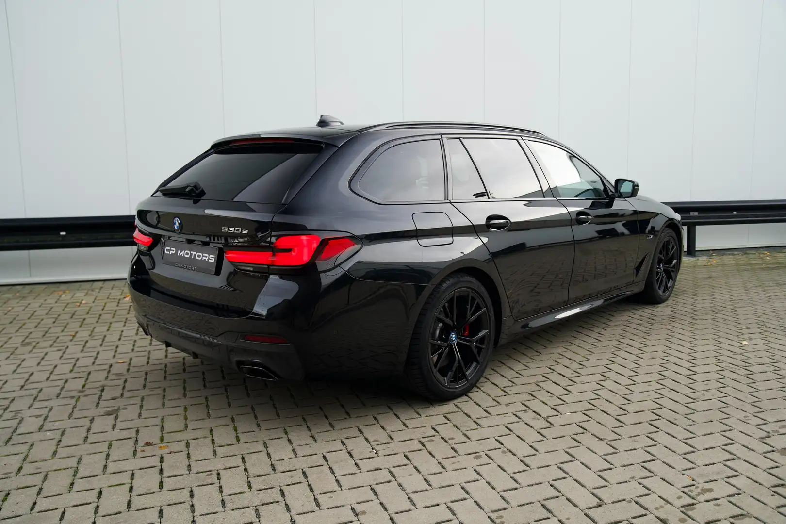 BMW 530 e TOURING | M-PAKKET | PANO | TREKHAAK | H&K | BTW Noir - 2