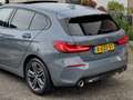 BMW 118 1-serie 118i AUT7 M-SPORT HIGH EXECUTIVE PANODAK L Grau - thumbnail 20