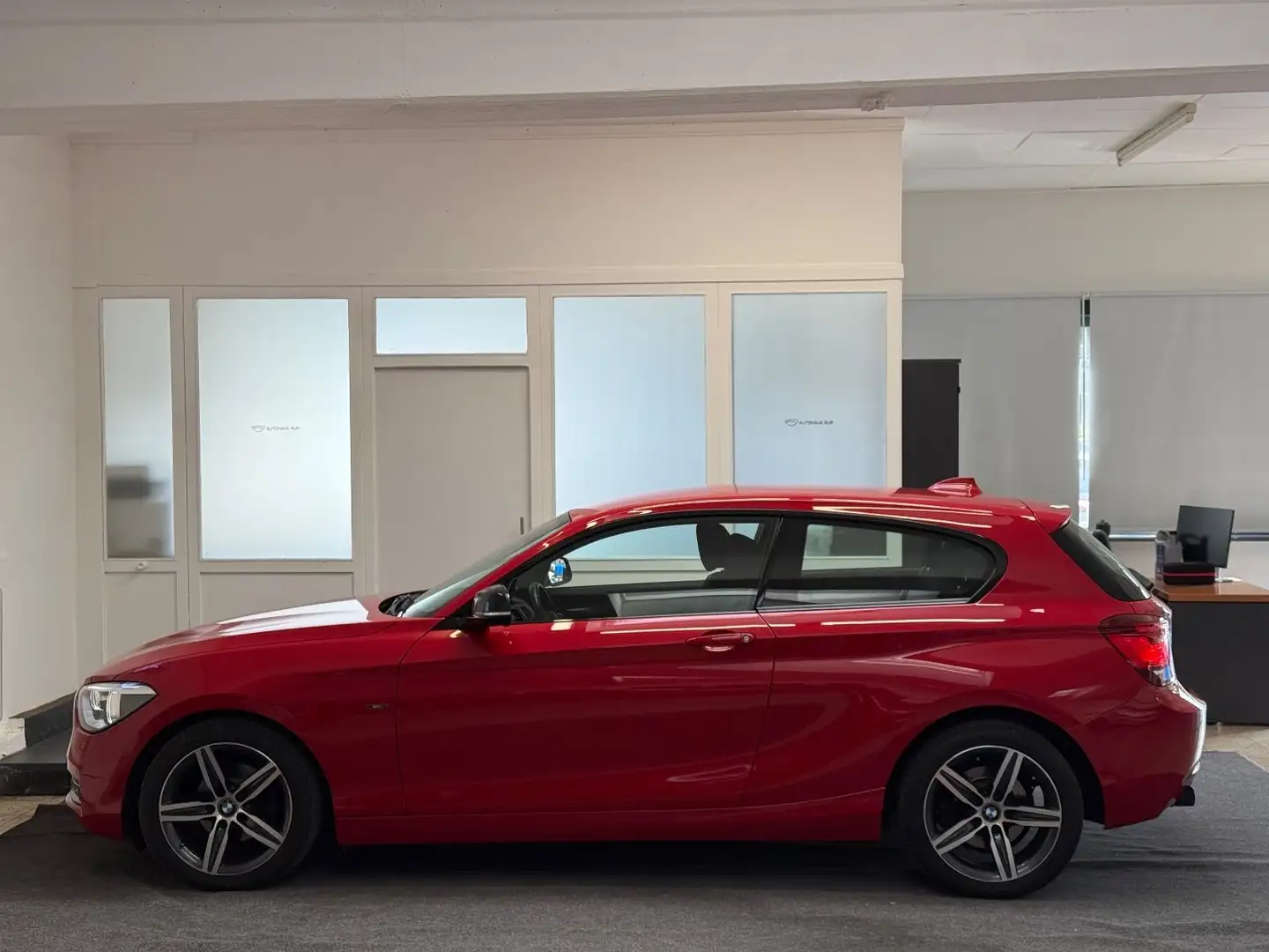 BMW 116 Baureihe 116i Sport Line/SCHECKHEFTGEPFLEGT/PDC Rot - 2