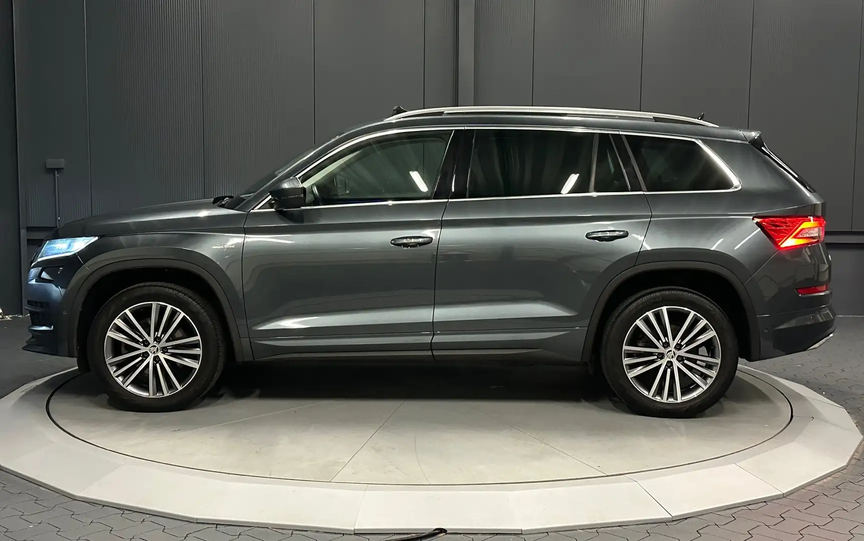 Skoda Kodiaq L&K 4x4*SitzKlima*PANORAMA*360*Family*VIRTUAL* Grau - 2