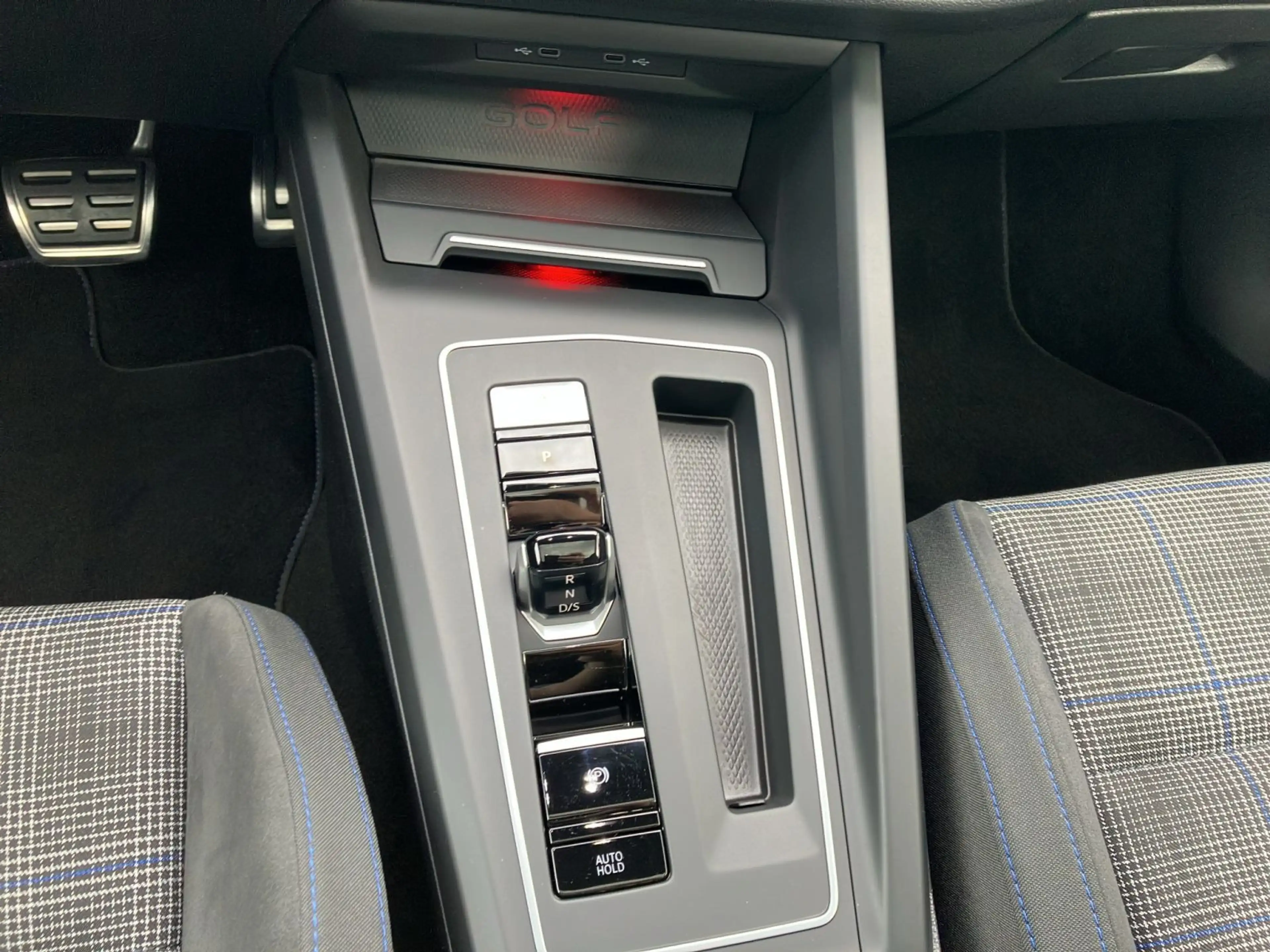 Volkswagen Golf GTE 1.4 TSI GTE — photo 13