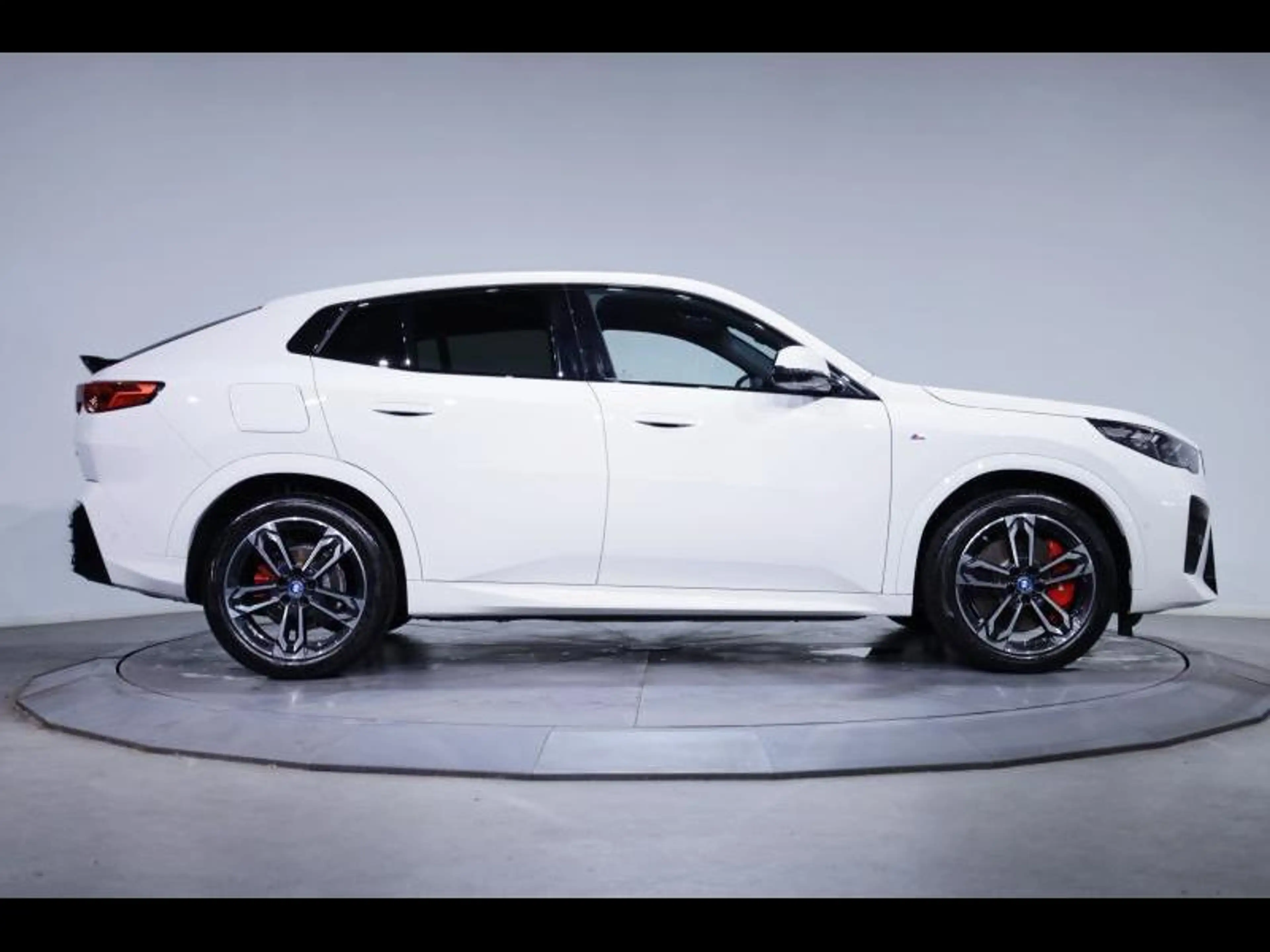 BMW iX2 eDrive20 Kit M Sport — photo 3