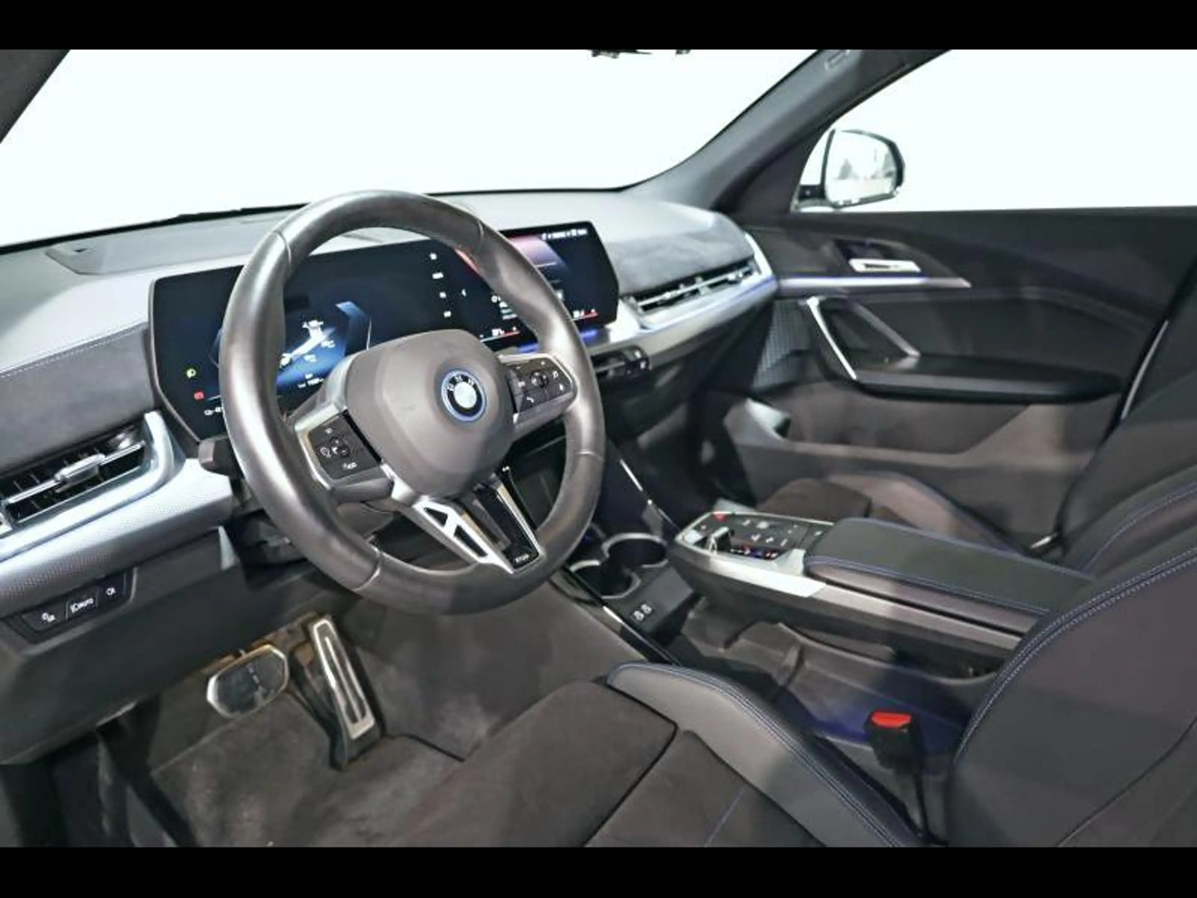 BMW iX2 eDrive20 Kit M Sport — photo 6