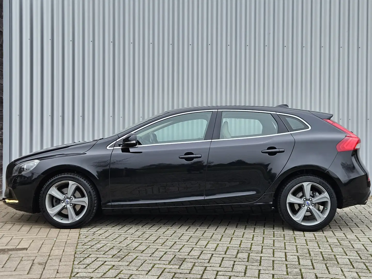 Volvo V40 1.6 T3 Summum /Dealer Onderhouden/Xenon/Leer! Zwart - 2