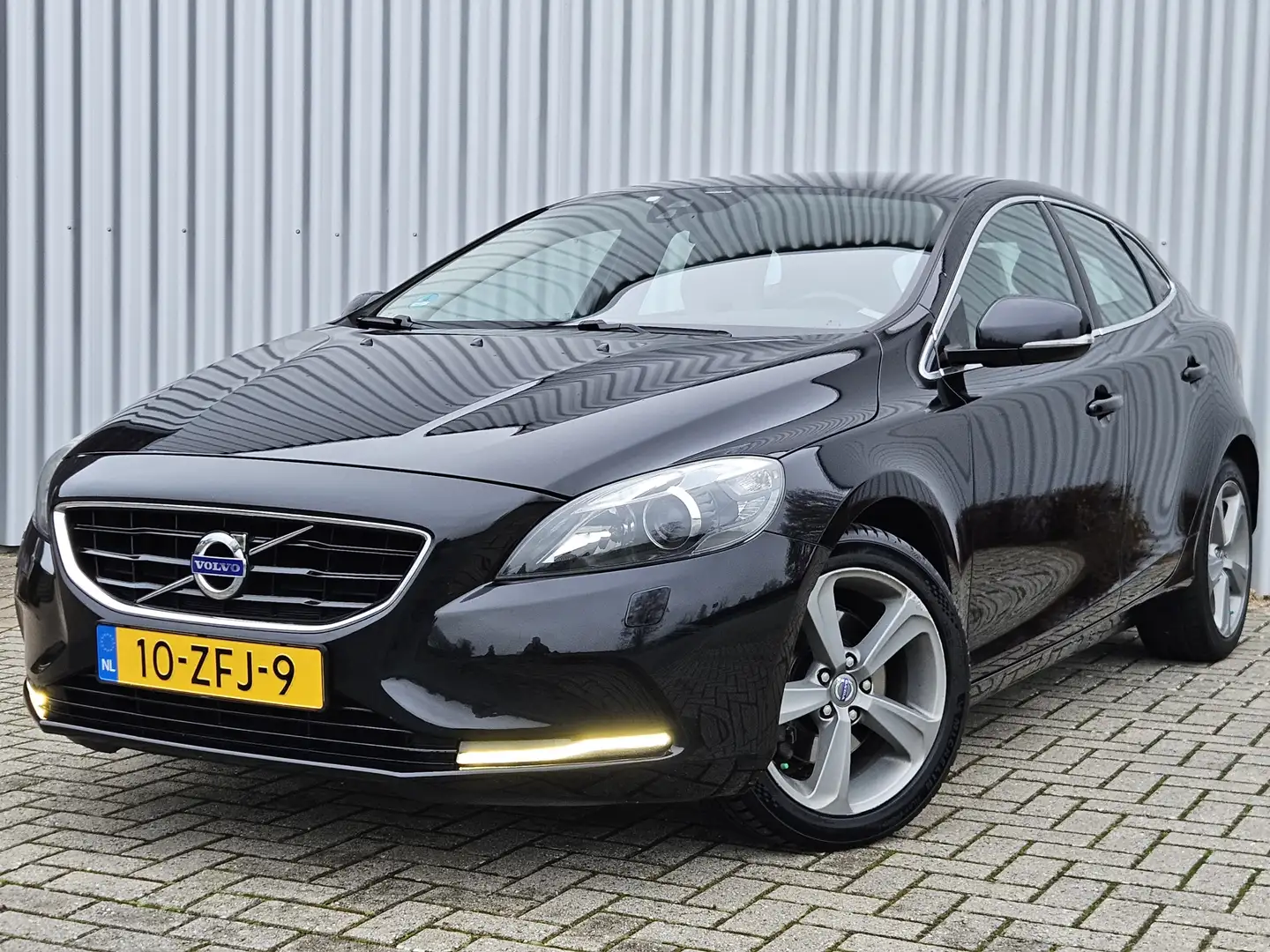 Volvo V40 1.6 T3 Summum /Dealer Onderhouden/Xenon/Leer! Zwart - 1