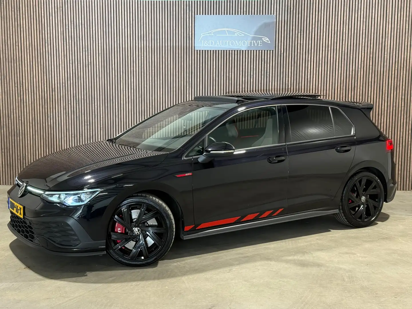Volkswagen Golf GTI 2.0 TSI Clubsport 301PK 2022 PANO IQ LIGHTS CAMERA Zwart - 1