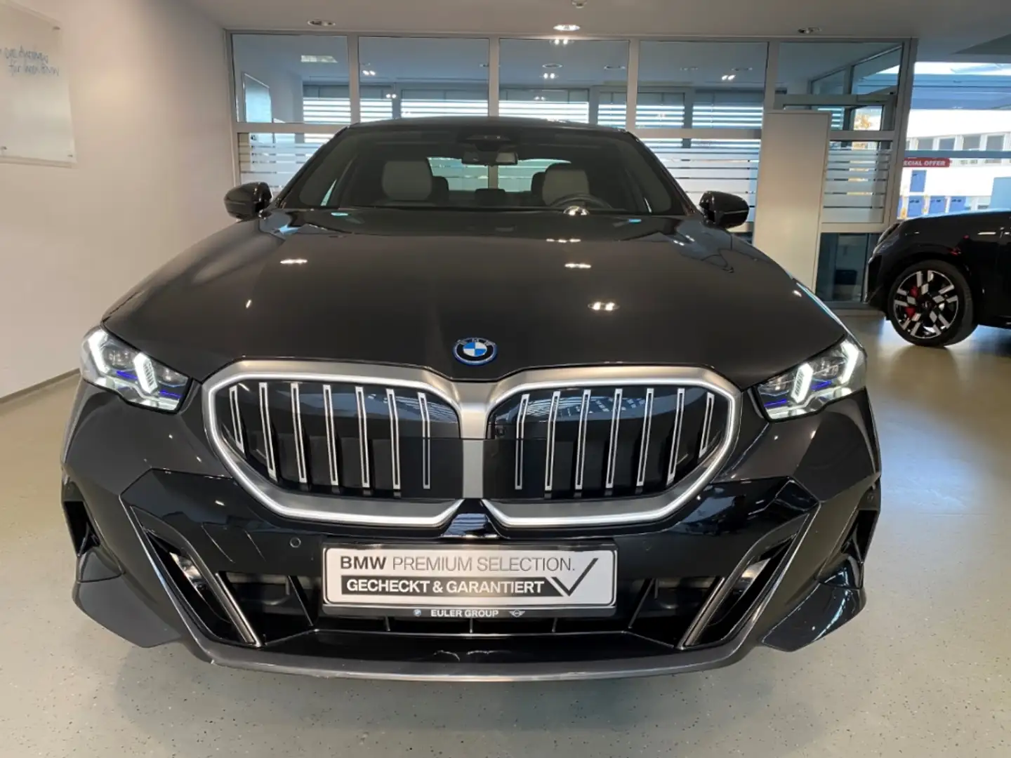 BMW 550 e xDrive M Sport 20'' IconGl Pano B&W KomfSi belüf Grau - 2