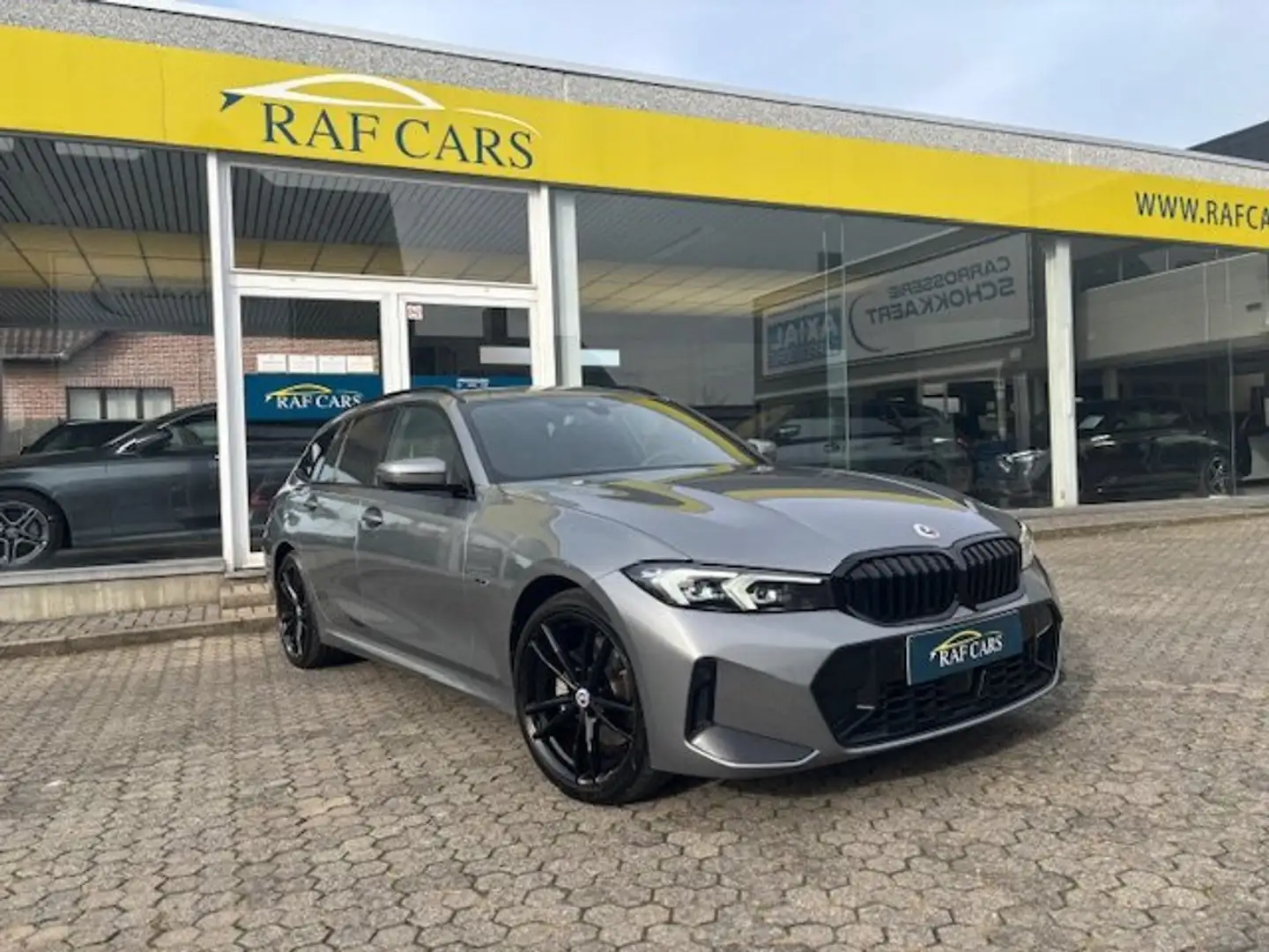 BMW 330 330e Touring Aut. M Sport | PANO | BTW! | FACELIFT Grijs - 2
